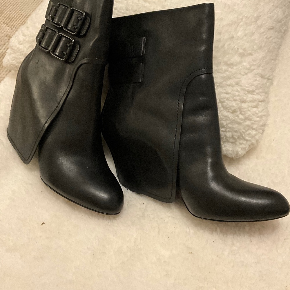 Vera Wang ankle boot